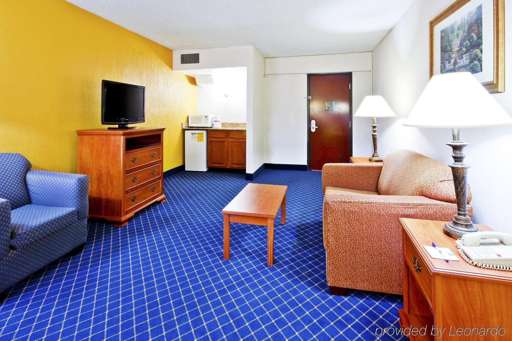 Holiday Inn Express & Suites Nashville-I-40 & I-24 חדר תמונה